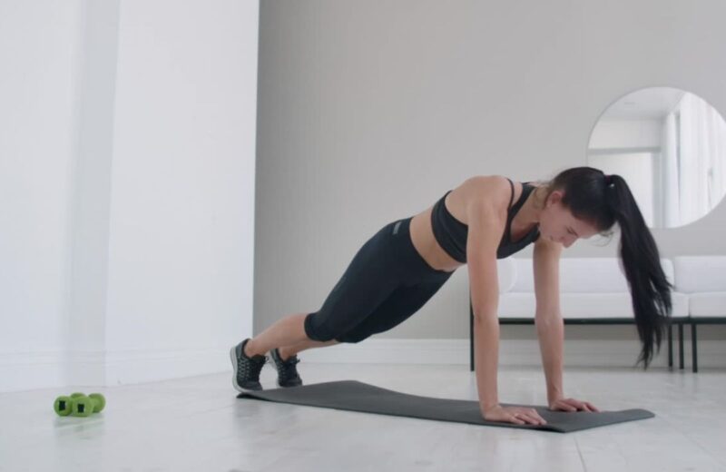 Plank i HIIT efikasno jačaju core, sagorevaju masti i oblikuju struk uz bolju posturu i stabilnost.