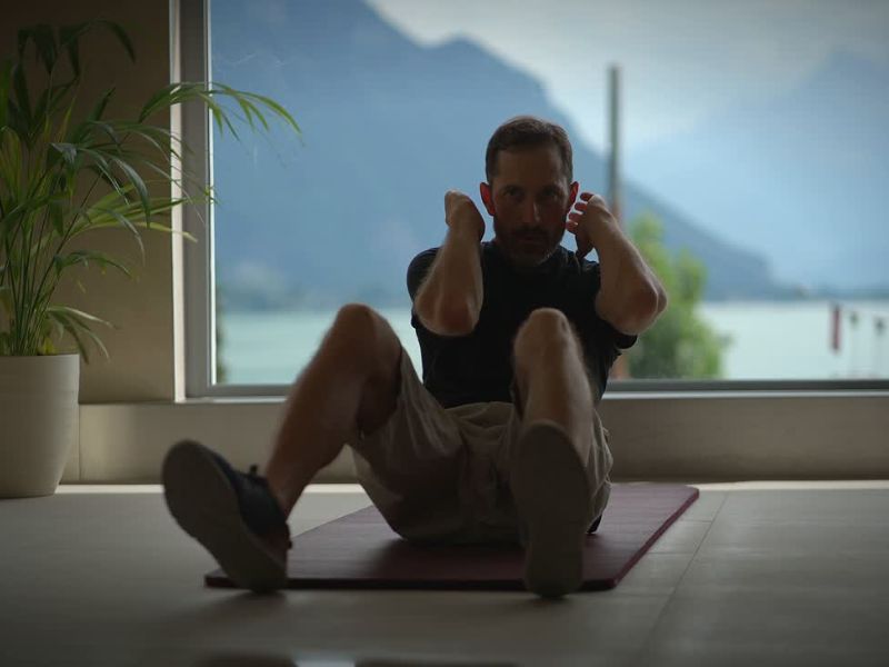 Momak radi trening za stomak kod kuće
